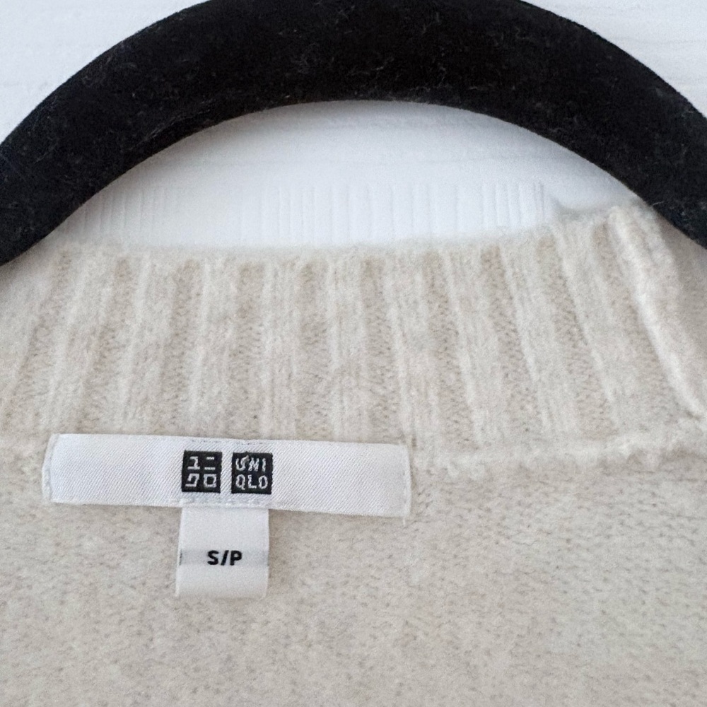Uniqlo Off-White Cardigan with Button Detail - Picture 5 of 6